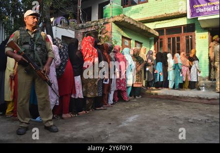 Srinagar, Indien. September 2024. (25.9.2024) Wählerinnen stehen vor einem Wahlschalter in Dal Lake für Nachwahlen für den Sitz der Versammlung Srinagar in Schlange. (Foto: Mubashir Hassan/Pacific Press/SIPA USA) Credit: SIPA USA/Alamy Live News Stockfoto