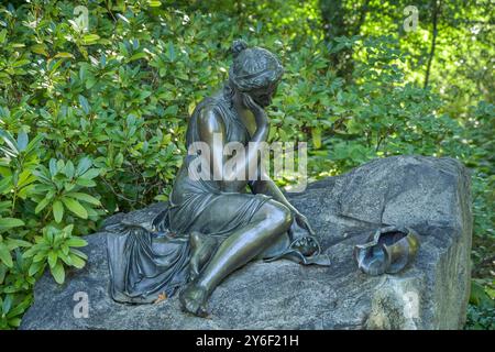 Brunnen der zerbrochene Krug , Garten, Britzer Schloß, Alt-Britz, Neukölln, Berlin, Deutschland *** Brunnen Der Kaputte Krug, Garten, Britzer Schloß, Alt Britz, Neukölln, Berlin, Deutschland Stockfoto