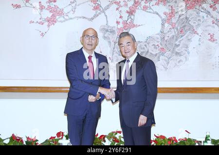 New York, hoher Kommissar der Vereinten Nationen für Menschenrechte Volker Turk am Rande der Generalversammlung der Vereinten Nationen in New York. September 2024. Der chinesische Außenminister Wang Yi, auch Mitglied des Politbüros des Zentralkomitees der Kommunistischen Partei Chinas, trifft sich am 24. September 2024 mit dem Hohen Kommissar der Vereinten Nationen für Menschenrechte Volker Turk am Rande der Generalversammlung der Vereinten Nationen in New York. Quelle: Wu Xiaoling/Xinhua/Alamy Live News Stockfoto