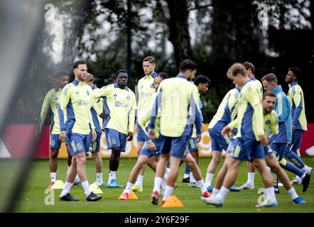 AMSTERDAM: Brian Brobbey und Wout Weghorst von Ajax während eines Trainings in de Toekomst vor dem Spiel der Europa League gegen Besiktas. ANP KOEN VAN WEEL Stockfoto