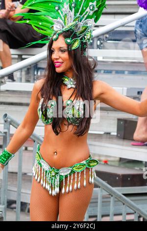 CHEERLEADER, SAMBA, FESTIVAL, FASCHINGSKOSTÜM, BEACHVOLLEYBALL, MARIEHAMN, 2011: Cheerleader in Samba Festival Karnevalskostümen unterhalten die Zuschauer im August 2011 bei den PAF Open in Mariehamn, Åland, Finnland. Foto: Rob Watkins. INFO: Das PAF Open Beach Volleyballturnier fand zwischen 2009-2013 in Mariehamn, Åland, Finnland statt. Es zog die besten internationalen Teams und Spieler als Rangliste der offiziellen FIVB World Tour an und zeigte hochkarätigen Beachvolleyball. Stockfoto