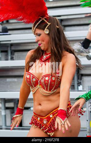 CHEERLEADER, SAMBA, FESTIVAL, FASCHINGSKOSTÜM, BEACHVOLLEYBALL, MARIEHAMN, 2011: Cheerleader in Samba Festival Karnevalskostümen unterhalten die Zuschauer im August 2011 bei den PAF Open in Mariehamn, Åland, Finnland. Foto: Rob Watkins. INFO: Das PAF Open Beach Volleyballturnier fand zwischen 2009-2013 in Mariehamn, Åland, Finnland statt. Es zog die besten internationalen Teams und Spieler als Rangliste der offiziellen FIVB World Tour an und zeigte hochkarätigen Beachvolleyball. Stockfoto