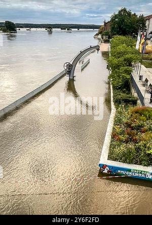 Symbolfotos Hochwasser in Brandenburg 25.09.2024, xdanx, Hochwasser in Brandenburg. Am Ufer des deutsch-polnischen Grenzflusses oder steht das Wasser schon ueber die Absperrung. Frankfurt / oder Brandenburg Deutschland DE *** Symbolfotos Hochwasser in Brandenburg 25 09 2024, xdanx, Hochwasser in Brandenburg am Ufer der deutsch-polnischen Grenze oder, das Wasser ist bereits über der Barriere Frankfurt oder oder Brandenburg Deutschland EN Copyright: XDanielxLakomskix Stockfoto