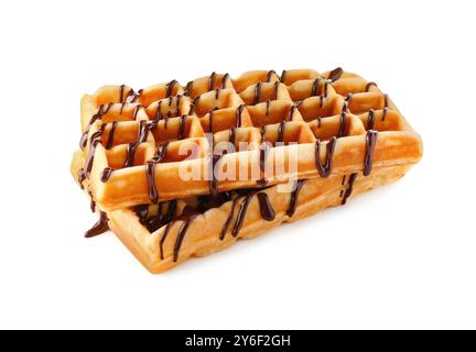 Köstliche belgische Waffeln mit geschmolzener Schokolade isoliert auf weiß Stockfoto