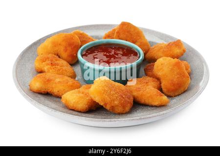 Teller mit heißer Chili-Sauce und Nuggets isoliert auf weiß Stockfoto