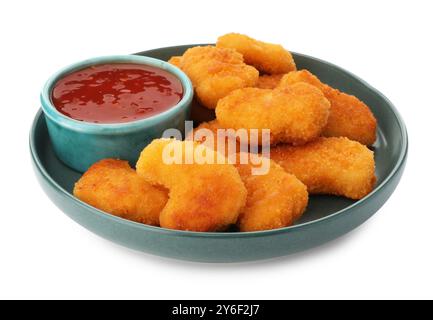 Teller mit heißer Chili-Sauce und Nuggets isoliert auf weiß Stockfoto