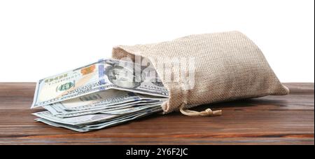 Dollar-Banknoten in der Tasche auf Holztisch vor weißem Hintergrund Stockfoto