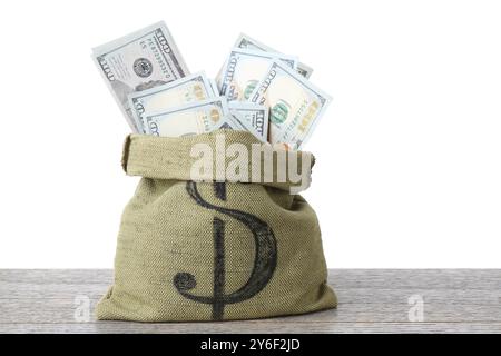 Dollar-Banknoten in der Tasche auf Holztisch vor weißem Hintergrund Stockfoto