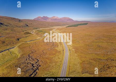 Ein Teallach Sutherland Scotland im Spätsommer die A832 Straße, die im Spätsommer in Richtung des Berges führt Stockfoto