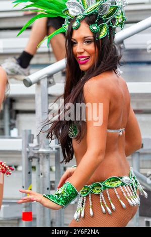 CHEERLEADER, SAMBA, FESTIVAL, FASCHINGSKOSTÜM, BEACHVOLLEYBALL, MARIEHAMN, 2011: Cheerleader in Samba Festival Karnevalskostümen unterhalten die Zuschauer im August 2011 bei den PAF Open in Mariehamn, Åland, Finnland. Foto: Rob Watkins. INFO: Das PAF Open Beach Volleyballturnier fand zwischen 2009-2013 in Mariehamn, Åland, Finnland statt. Es zog die besten internationalen Teams und Spieler als Rangliste der offiziellen FIVB World Tour an und zeigte hochkarätigen Beachvolleyball. Stockfoto