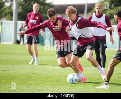 Kampf um den Ball zwischen Mert Kömür (FC Augsburg #36) und Kristijan Jakić (FC Augsburg #17, re.); FC Augsburg, Training, Stockfoto