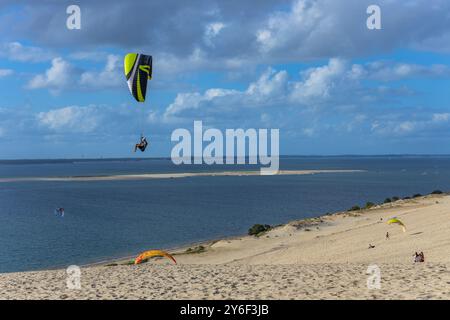 Düne von Pilat, Frankreich - 14. August 2024: Paragliding in der Großen Düne von Pilat, Arcachon Basin, Nouvelle Aquitaine, Frankreich. Stockfoto