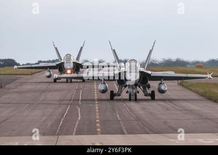 Zwei F-18 der Royal Canadian Air Force, die während der Übung von Cobra Warrior 24-2 Royal Air Force Waddington auf der Royal Air Force Station Waddington, Waddington, Großbritannien, 25. September 2024 (Foto: Alfie Cosgrove/News Images) Stockfoto