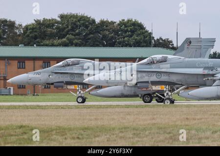 Zwei F-18 der Royal Canadian Air Force stehen auf der Landebahn an und bereiten sich auf den Start während der Übung von Cobra Warrior 24-2 Royal Air Force Waddington auf der Royal Air Force Station Waddington, Waddington, Vereinigtes Königreich, 25. September 2024 vor (Foto: Alfie Cosgrove/News Images) Stockfoto