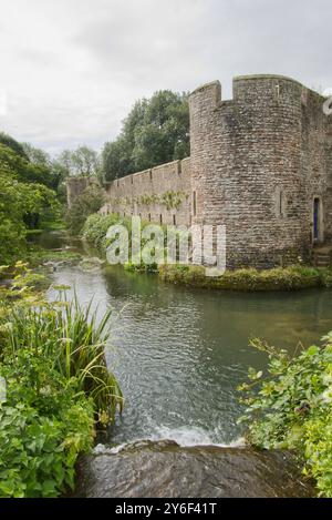Ziehen Sie um die ummauerten Gärten des Bishop's Palace in der Wells Cathedral in Somerset, England Stockfoto