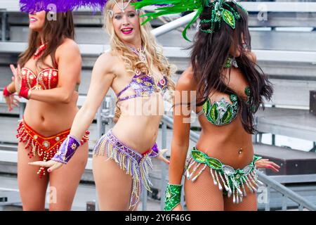 CHEERLEADER, SAMBA, FESTIVAL, FASCHINGSKOSTÜM, BEACHVOLLEYBALL, MARIEHAMN, 2011: Cheerleader in Samba Festival Karnevalskostümen unterhalten die Zuschauer im August 2011 bei den PAF Open in Mariehamn, Åland, Finnland. Foto: Rob Watkins. INFO: Das PAF Open Beach Volleyballturnier fand zwischen 2009-2013 in Mariehamn, Åland, Finnland statt. Es zog die besten internationalen Teams und Spieler als Rangliste der offiziellen FIVB World Tour an und zeigte hochkarätigen Beachvolleyball. Stockfoto