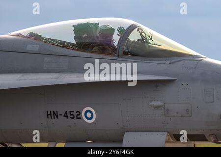 Waddington, Großbritannien. September 2024. Ein finnischer F-18-Pilot der Luftwaffe weht während der Übung von Cobra Warrior 24-2 Royal Air Force Waddington auf der Royal Air Force Station Waddington, Waddington, Vereinigtes Königreich, am 25. September 2024 (Foto: Alfie Cosgrove/News Images) in Waddington, Vereinigtes Königreich am 25. September 2024. (Foto: Alfie Cosgrove/News Images/SIPA USA) Credit: SIPA USA/Alamy Live News Stockfoto