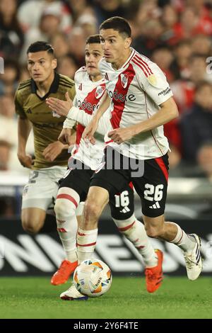 Der argentinische River Plate Mittelfeldspieler Ignacio Fernandez blickt am 24. September 2024 beim CONMEBOL Copa Libertadores Viertelfinalspiel gegen den chilenischen Colo Colo im El Monumental Stadion in Buenos Aires zu. Stockfoto