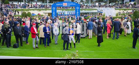 Ryan Moore und Aidan O'Brien sprechen beim Ascot Qipco Champion Day. Stockfoto