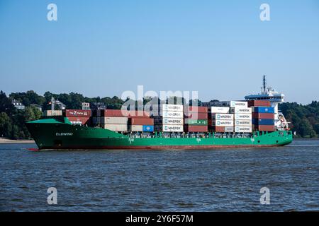 Hamburg - 09 05 2024: Blick auf das kleine Containerschiff Elbwind in hamburg an der elbe Stockfoto