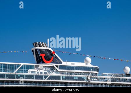 Hamburg - 09 05 2024: Das Symbol des deutschen Tourismusunternehmens TUI auf dem Schornstein eines Kreuzfahrtschiffes Stockfoto