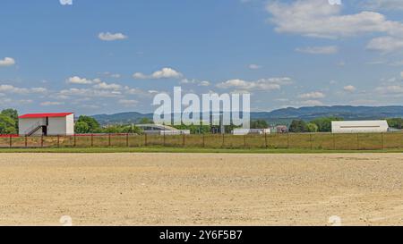 Kragujevac, Serbien - 26. Mai 2022: Cika Daca Stadium Sports Complex Multi Use Football Field Sonniger Frühlingstag. Stockfoto