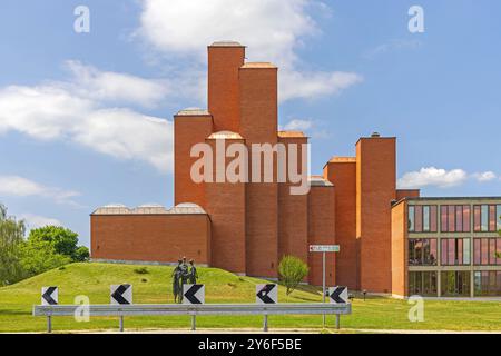 Kragujevac, Serbien - 26. Mai 2022: Historisches Wahrzeichen Museum 21. Oktober Gebäude im Sumarice Memorial Park sonniger Frühlingstag. Stockfoto