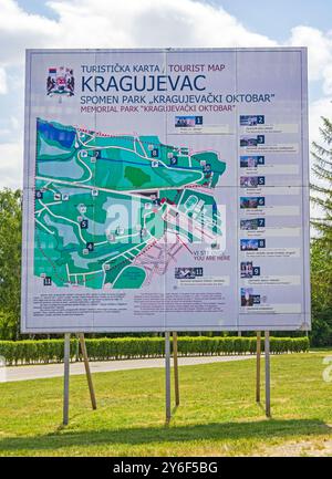 Kragujevac, Serbien - 26. Mai 2022: Liste der Kriegsdenkmäler Informationen und Museum im Sumarice Memorial Park Karte. Stockfoto