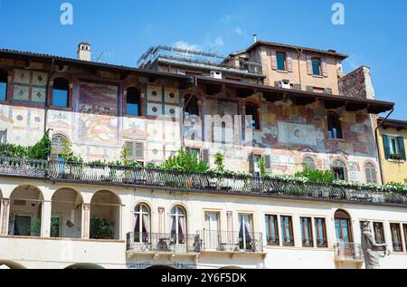 Wunderschöne Wandmalereien auf einem alten Gebäude am Piazza delle Erbe im historischen Zentrum von Verona, Norditalien. Stockfoto