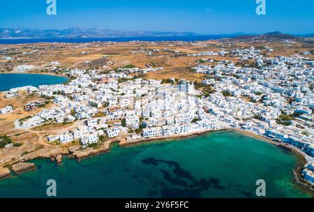 Luftbild der Stadt Naoussa mit typischen weißen Häusern am Meer und niedrigen Bergen am Horizont, Paros Insel, Griechenland Stockfoto