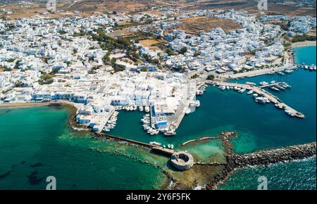 Luftaufnahme, Vogelperspektive von Naoussa Stadt mit Küste und venezianischer Burg im Meer, Insel Paros, Griechenland Stockfoto