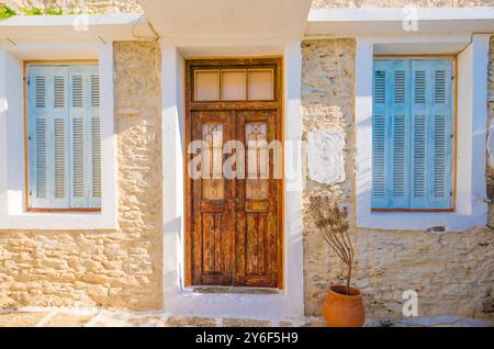 Holztür im alten Steinhaus Stockfoto