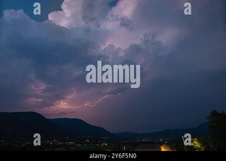 Blitzschlag über den süditalienischen Alpen in der Nähe des Gardasees. Stockfoto