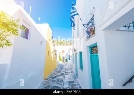 Straße mit Pflastersteinpflaster und traditionellen rustikalen Häusern im Dorf Lefkes, Insel Paros, Griechenland Stockfoto
