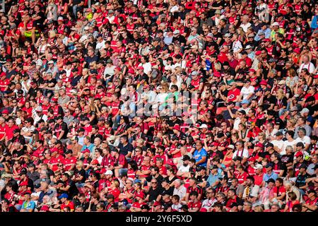 LEVERKUSEN, DEUTSCHLAND - 22. SEPTEMBER: Fans von Bayer 04 Leverkusen schauen beim Bundesliga-Spiel zwischen Bayer 04 Leverkusen und VfL Wolfsbur an Stockfoto