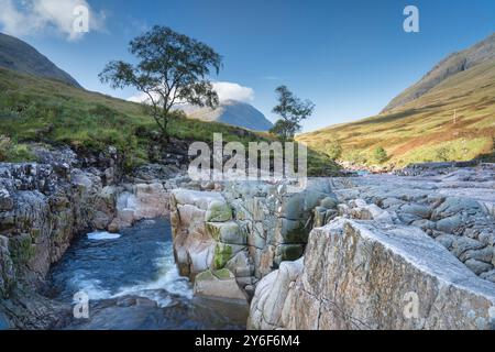 Farben des frühen Herbstes entlang des Flusses Etive in Glen Etive, Highland, Schottland, Großbritannien Stockfoto