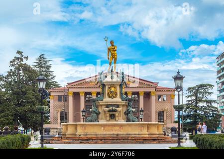 Batumi, Georgien: 20. September 2024. Große Statue von Poseidon und Brunnen und das Theater im Hintergrund Stockfoto