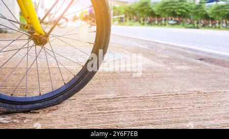 Rad eines Fahrrads ist flach parken auf einem BetonGehsteig neben einer Straße, muss repariert werden, der Moment der Stille und eine unerwartete Pause auf einer Reise Stockfoto