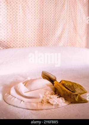 Ein Damenhut auf einem Bett in einem englischen Landhaus in Worcestershire Stockfoto