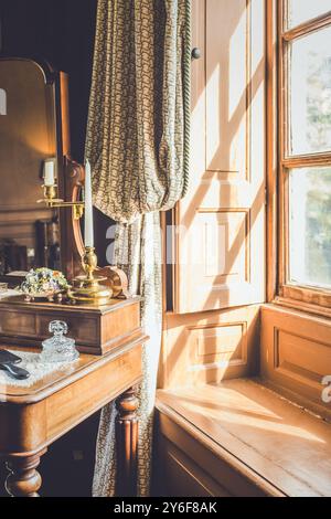 Sonnenlicht strömt durch ein Erkerfenster in einem englischen Landhaus in Worcestershire Stockfoto