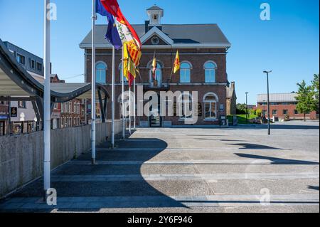 Herstal, Lüttich, Belgien, 11. August 2024 - Fassade des Rathauses mit Flaggen am Gemeindeplatz Stockfoto