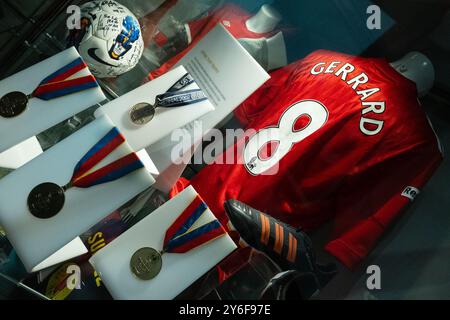 Steven Gerrard Schrank mit Nummer 8 Hemd und Medaillen, Liverpool. Stockfoto