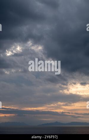 Dunkle Wolken hängen am Himmel über griechischen Inseln nach Sonnenuntergang, Griechenland, Europa Stockfoto