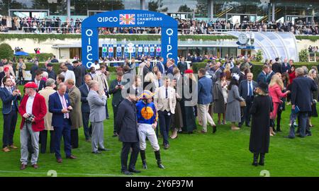 Ryan Moore und Aidan O'Brien sprechen beim Ascot Qipco Champion Day. Stockfoto