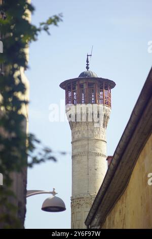 Die Spitze des Minaretts der Eyüpoğlu-Moschee im historischen Şahinbey-Viertel der türkischen Stadt Gaziantep. Traditionelle Architektur Stockfoto