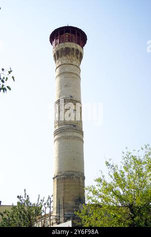 Historische Architektur von Gaziantep, Türkei: Der Minarettturm der Eyüpoğlu-Moschee im Stadtteil Şahinbey Stockfoto