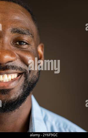 Lächelnder afroamerikaner mit Bart, blaues Hemd, Nahporträt Stockfoto