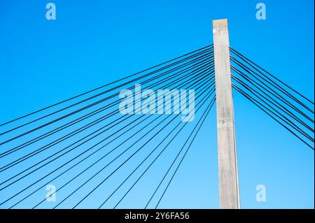 Bassange, Lüttich, België, 11. August 2024 - Hängebrücke mit Seil und Stange Stockfoto