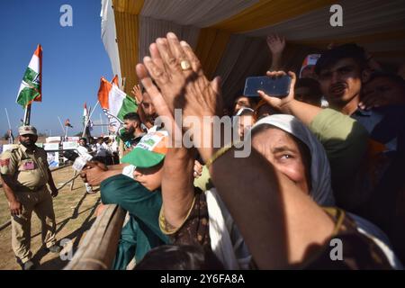 Srinagar, Indien. September 2024. Die Anhänger hören zu, wie der Vorsitzende der indischen Oppositionspartei Rahul Gandhi während einer Wahlkundgebung in Shaltang am 23. September 2024, etwa 15 Kilometer außerhalb von Srinagar, dem von den Indianern kontrollierten Kaschmir, spricht. (Foto: Mubashir Hassan/Pacific Press/SIPA USA) Credit: SIPA USA/Alamy Live News Stockfoto