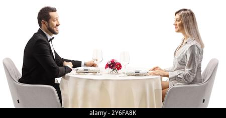 Ein Paar, das in einem Restaurant auf weißem Hintergrund zu Abend isst Stockfoto